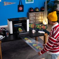Roll-to-Roll-afroller RF1 voor geautomatiseerde productie met xTool O1 Omni Printer