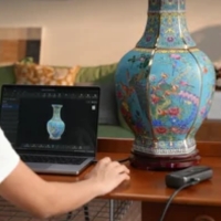 Revopoint Range 3 gebruikt tracking op basis van geometrische kenmerken tijdens het 3D-scannen